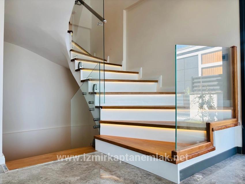 3+1 Bedroom Summerhouse For sale in Atatürk Nbh. Seferihisar Doğanbey - 220 m²