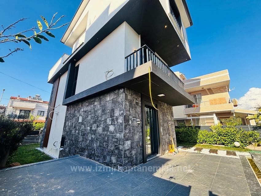 3+1 Detached House With Smart Home System And Pool, 100M From The Sea In Gümüldür Neighborhood, Menderes, İzmir.