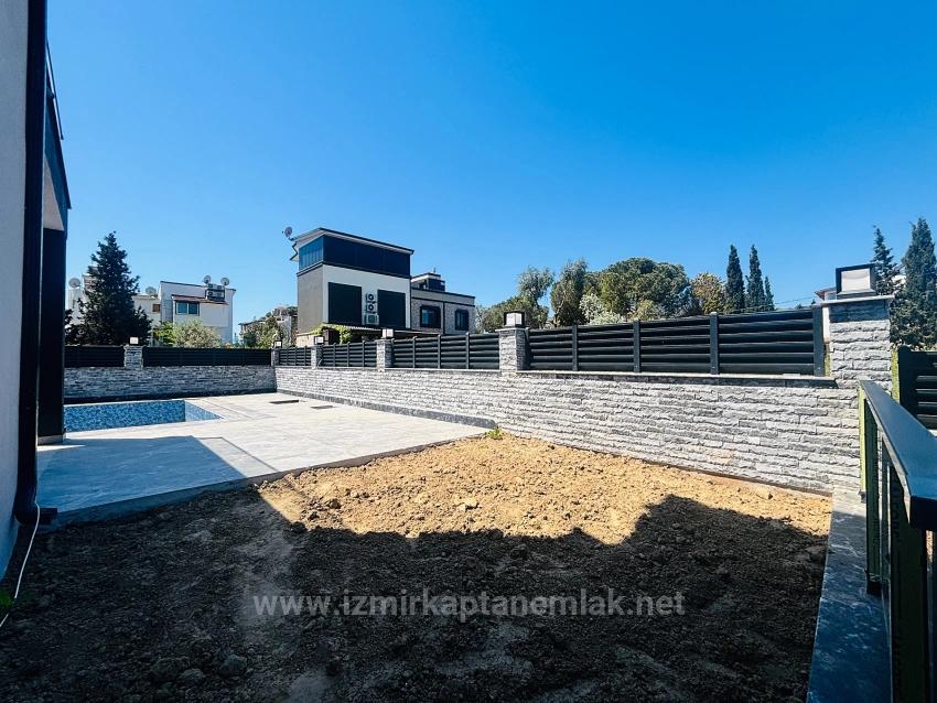3+1 Detached Villa With Pool For Sale In Cumhuriyet Neighborhood, Seferihisar, Izmir