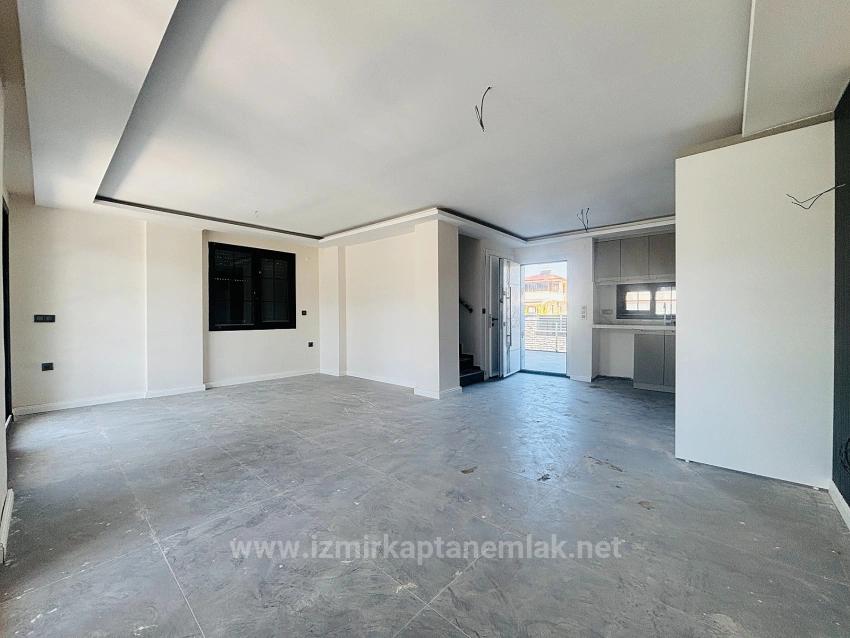 3+1 Detached Villa With Pool For Sale In Cumhuriyet Neighborhood, Seferihisar, Izmir