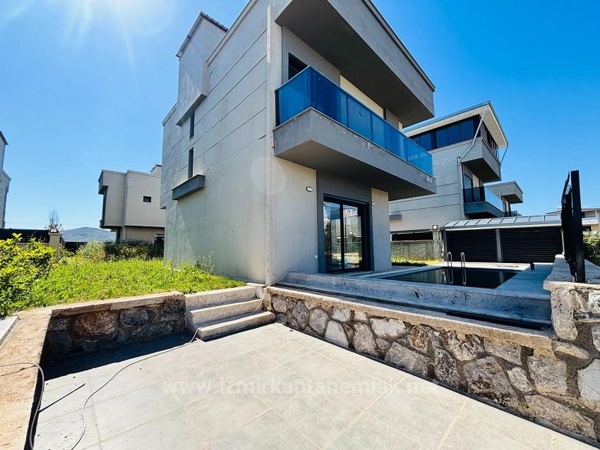 3+1 Detached Villa With Pool For Sale In Cumhuriyet Neighborhood, Seferihisar, Izmir