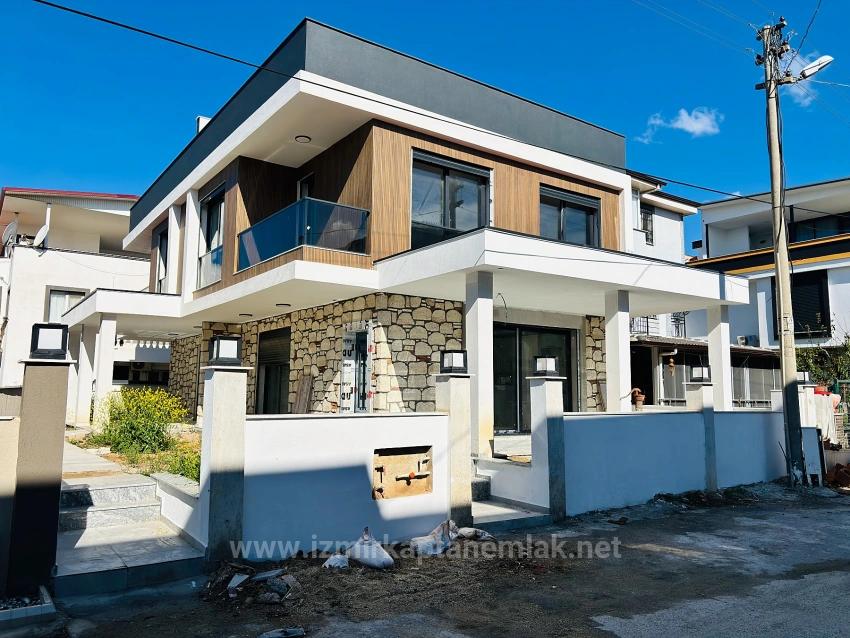 Semi-Detached Villa For Sale In Payamlı Neighborhood, Seferihisar, İzmir, 300M From The Sea, 3+1 Layout.