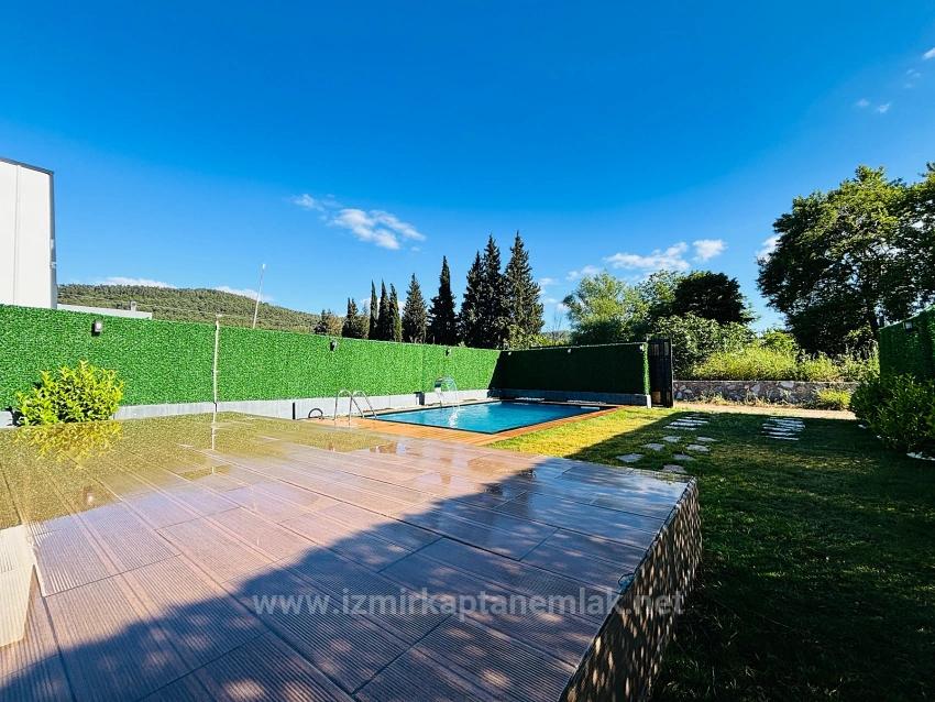 Modern Bungalow With Pool In İzmir Menderes Yeniköy District