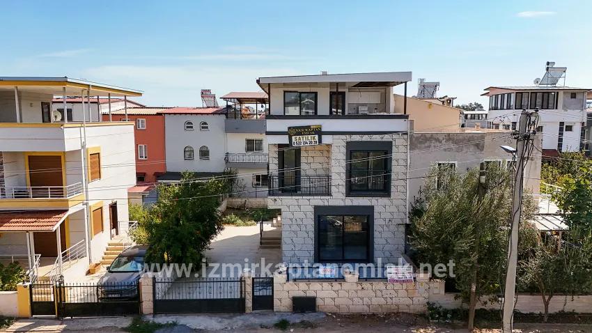 5+1 Bedroom Summerhouse For sale in Cumhuriyet Nbh. Seferihisar Doğanbey - 145 m²