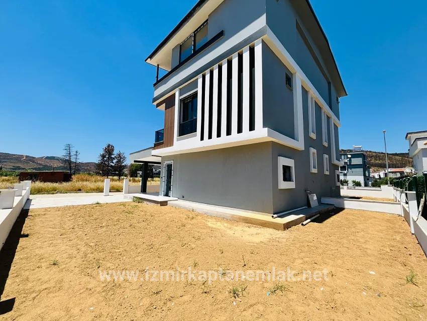 3+1 Bedroom Summerhouse For sale in Cumhuriyet Nbh. Seferihisar Doğanbey - 125 m²