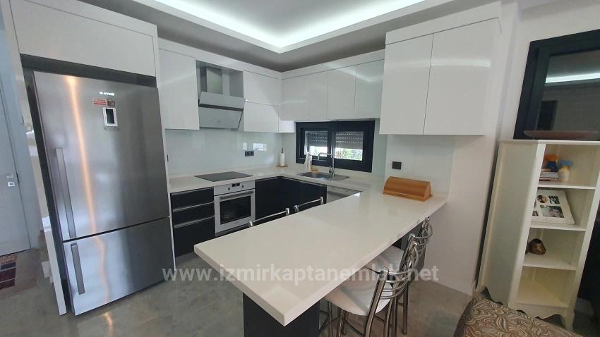 3+1 Villa With Pool And Garden For Sale On The Sea Side In Seferihisar Payamlı