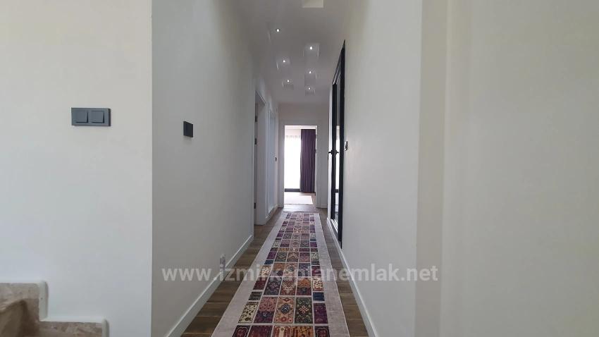 3+1 Villa With Pool And Garden For Sale On The Sea Side In Seferihisar Payamlı