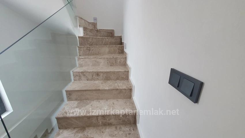 3+1 Villa With Pool And Garden For Sale On The Sea Side In Seferihisar Payamlı