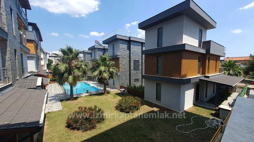 3+1 Villa With Pool And Garden For Sale On The Sea Side In Seferihisar Payamlı