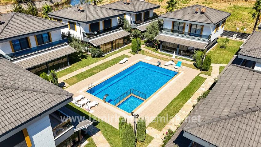 3+1 Bedroom Summerhouse For sale in Cumhuriyet Nbh. Seferihisar Doğanbey - 290 m²