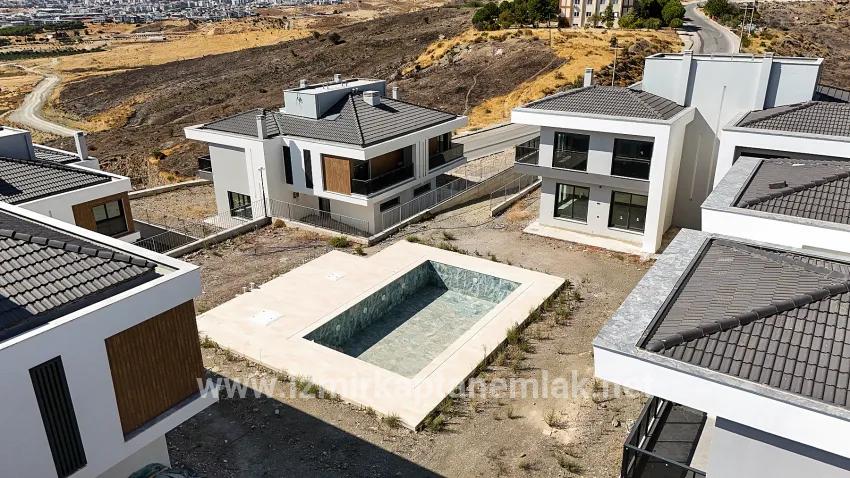 3+2 Bedroom Villa For sale in Turabiye Nbh. Seferihisar - 240 m²