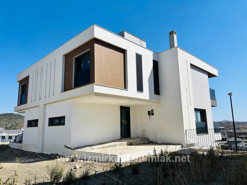 3+2 Bedroom Villa For sale in Turabiye Nbh. Seferihisar - 240 m²