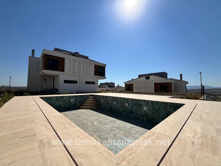 3+2 Bedroom Villa For sale in Turabiye Nbh. Seferihisar - 240 m²