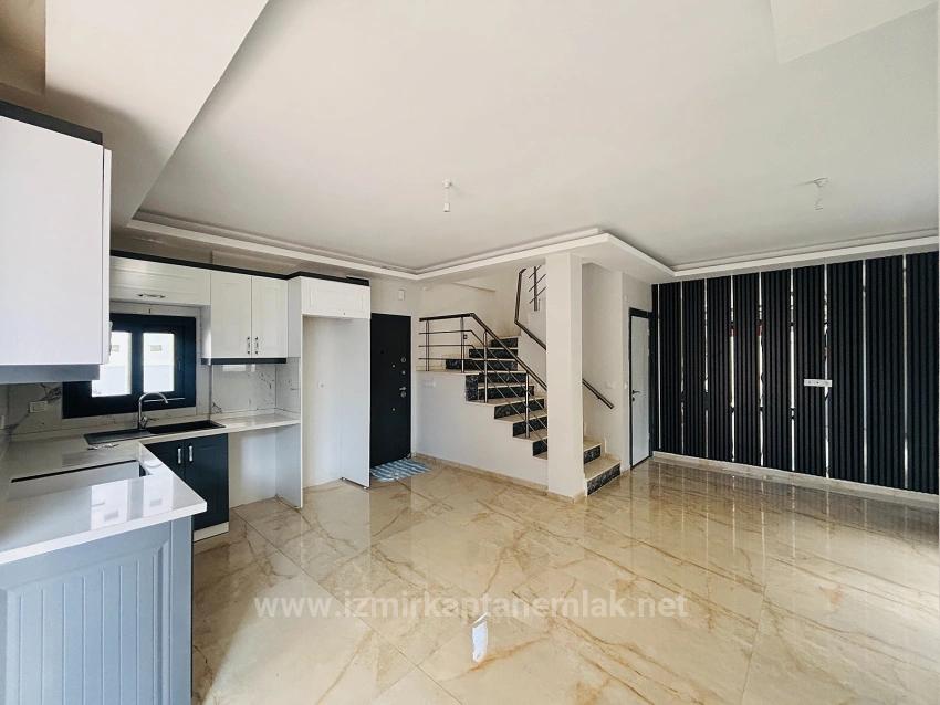 4+1 Villa For Sale With Sea View And Condominium In Seferihisar Doğanbey