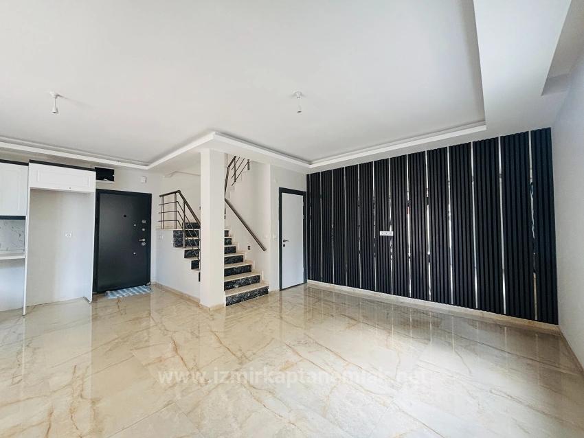 4+1 Villa For Sale With Sea View And Condominium In Seferihisar Doğanbey