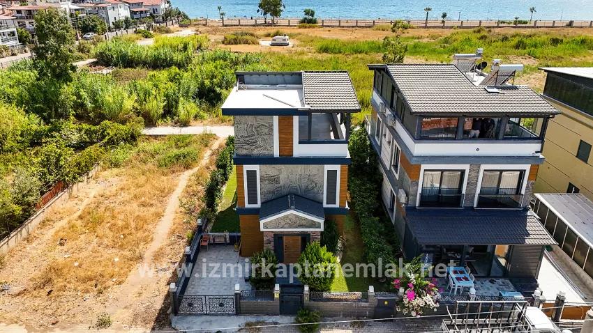 4+1 Bedroom Summerhouse For sale in Payamlı Nbh. Seferihisar Doğanbey - 300 m²