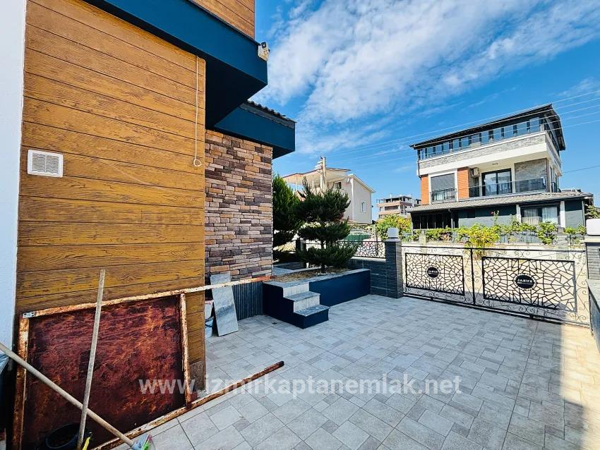 4+1 Bedroom Summerhouse For sale in Payamlı Nbh. Seferihisar Doğanbey - 300 m²