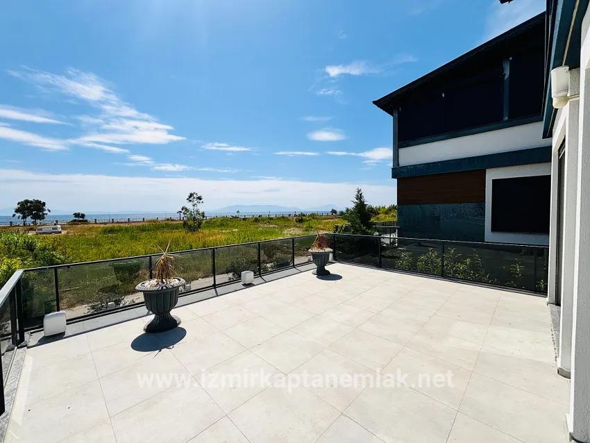 4+1 Bedroom Summerhouse For sale in Payamlı Nbh. Seferihisar Doğanbey - 300 m²