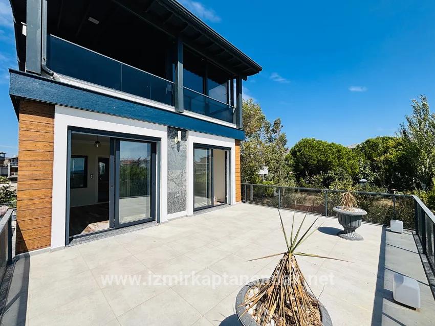 4+1 Bedroom Summerhouse For sale in Payamlı Nbh. Seferihisar Doğanbey - 300 m²
