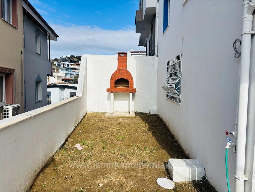 2+1 Apartment For Sale In Seferihisar Ürkmez With Separate Kitchen And Garden, No Expenses