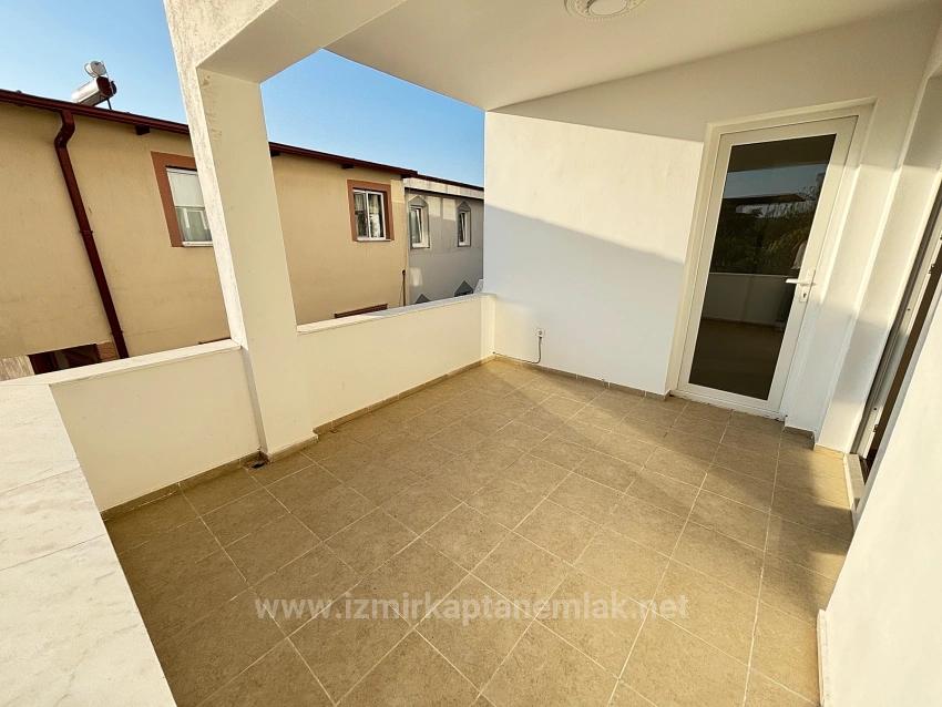 2+1 Apartment For Sale In Seferihisar Ürkmez With Separate Kitchen And Garden, No Expenses