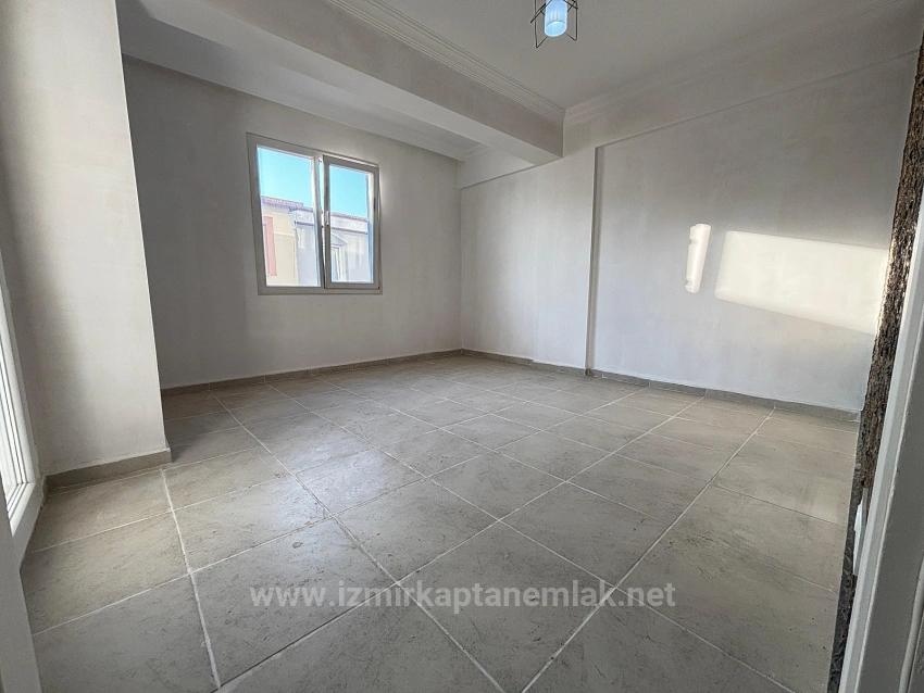 2+1 Apartment For Sale In Seferihisar Ürkmez With Separate Kitchen And Garden, No Expenses