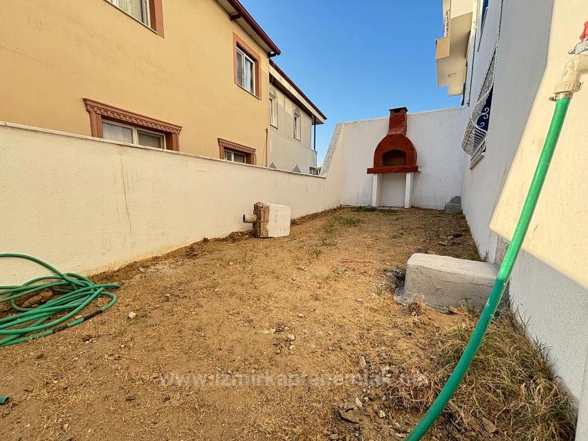 2+1 Apartment For Sale In Seferihisar Ürkmez With Separate Kitchen And Garden, No Expenses