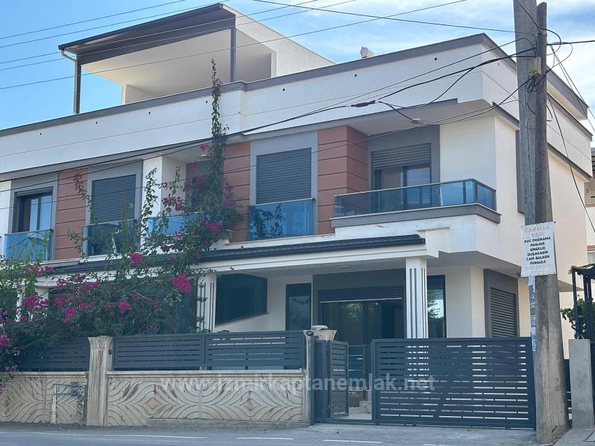3+1 Villa For Sale With Parking And Garden In Seferihisar Doğanbey, 500 Meters From The Beach