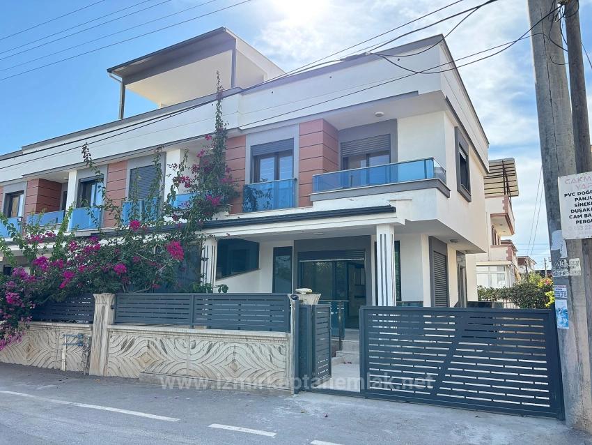 3+1 Villa For Sale With Parking And Garden In Seferihisar Doğanbey, 500 Meters From The Beach