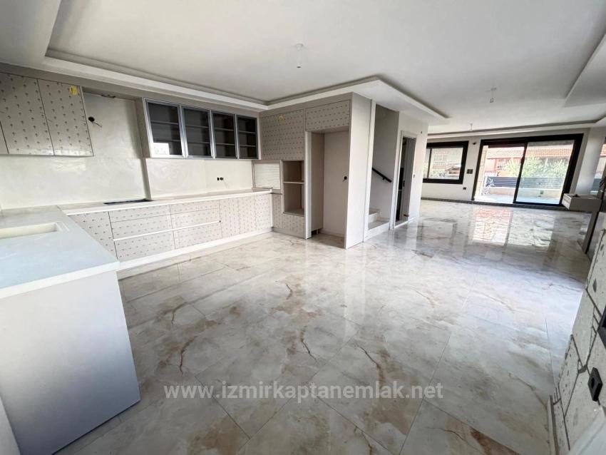 Large And Spacious 6+2 Triplex For Sale In Seferihisar Payamlı Center