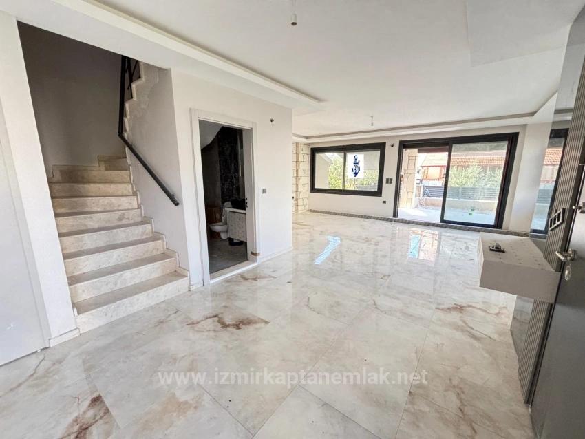 Large And Spacious 6+2 Triplex For Sale In Seferihisar Payamlı Center