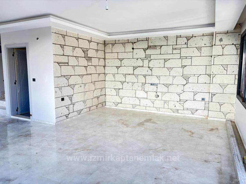 Large And Spacious 6+2 Triplex For Sale In Seferihisar Payamlı Center