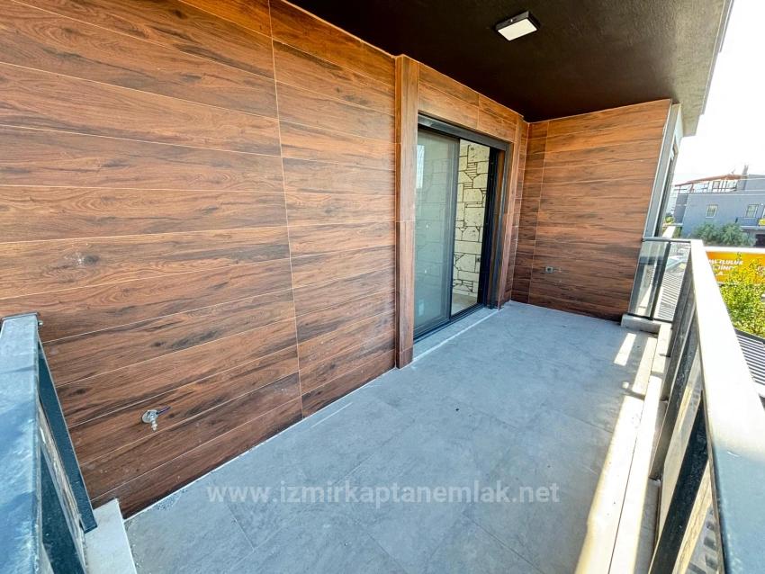 Large And Spacious 6+2 Triplex For Sale In Seferihisar Payamlı Center