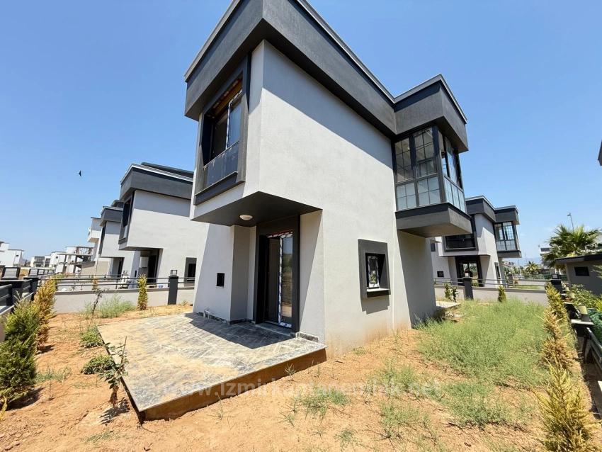 2+1 Villa With Independent Garden For Sale In Seferihisar Doğanbey