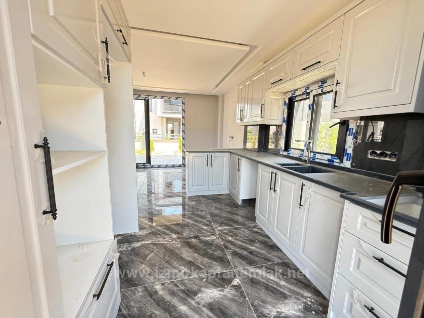 2+1 Villa With Independent Garden For Sale In Seferihisar Doğanbey