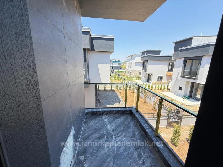 2+1 Villa With Independent Garden For Sale In Seferihisar Doğanbey