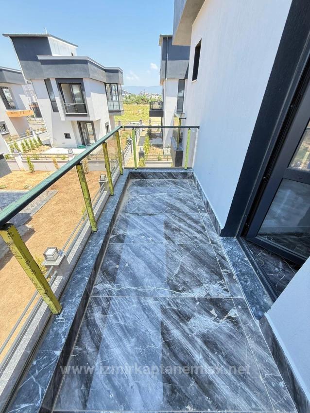 2+1 Villa With Independent Garden For Sale In Seferihisar Doğanbey