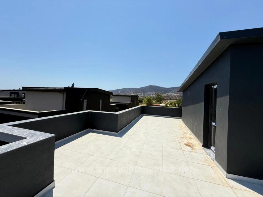 2+1 Villa With Independent Garden For Sale In Seferihisar Doğanbey