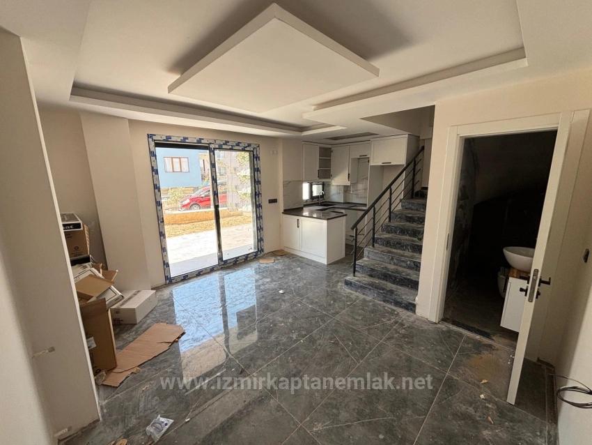 2+1 Villa For Sale In Seferihisar Ürkmez, 500M From The Beach, Suitable For Loans