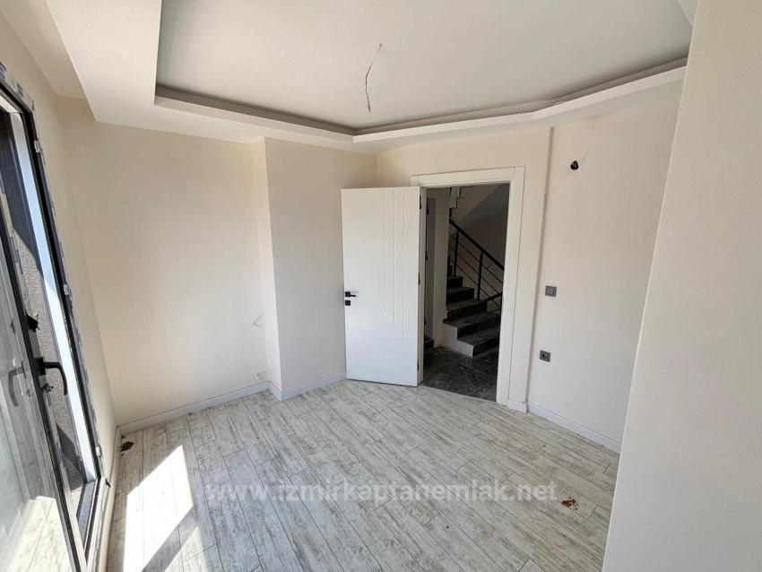 2+1 Villa For Sale In Seferihisar Ürkmez, 500M From The Beach, Suitable For Loans