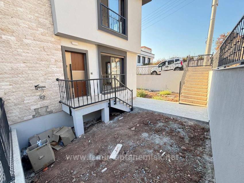 2+1 Villa With Detached Entrance And Garden For Sale In Seferihisar Payamlı