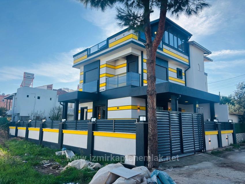 210M2 Independent Luxury Garden 3+1 Villa For Sale In Seferihisar Doğanbey