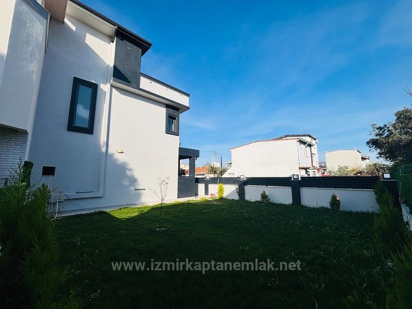210M2 Independent Luxury Garden 3+1 Villa For Sale In Seferihisar Doğanbey