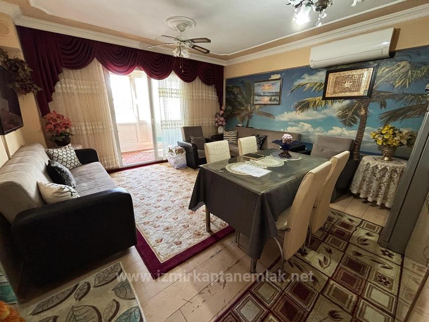 2+1 Apartment For Sale In Seferihisar Ürkmez Center, 150 M From The Beach