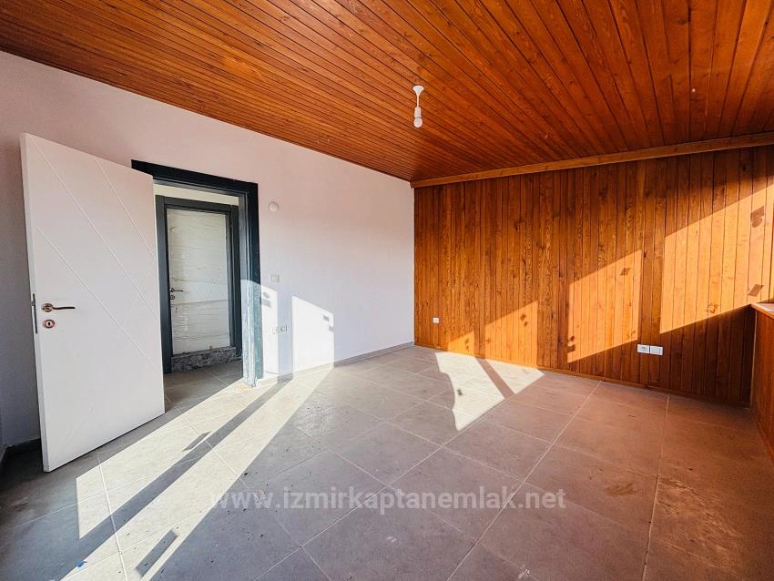 3+1 Villa With Large Garden For Sale In Seferihisar Doğanbey