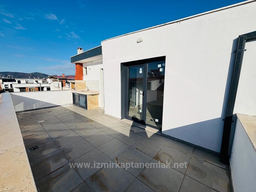 3+1 Villa With Large Garden For Sale In Seferihisar Doğanbey