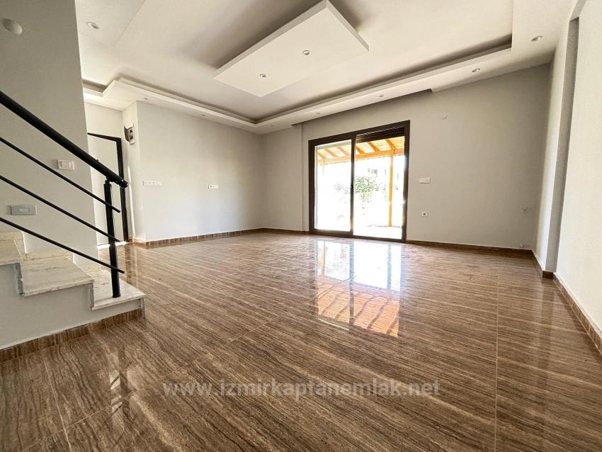 3+1 Villa For Sale In Menderes Özdere, 500 Meters From The Beach, With Parking And Large Garden