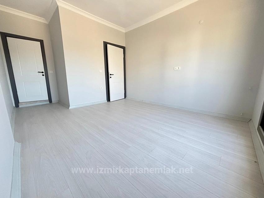 3+1 Villa For Sale In Menderes Özdere, 500 Meters From The Beach, With Parking And Large Garden