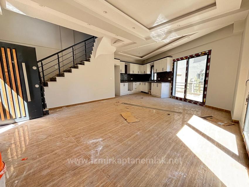 3+1 Villa For Sale In Menderes Özdere, Centrally Located, With Garden And Separate Kitchen