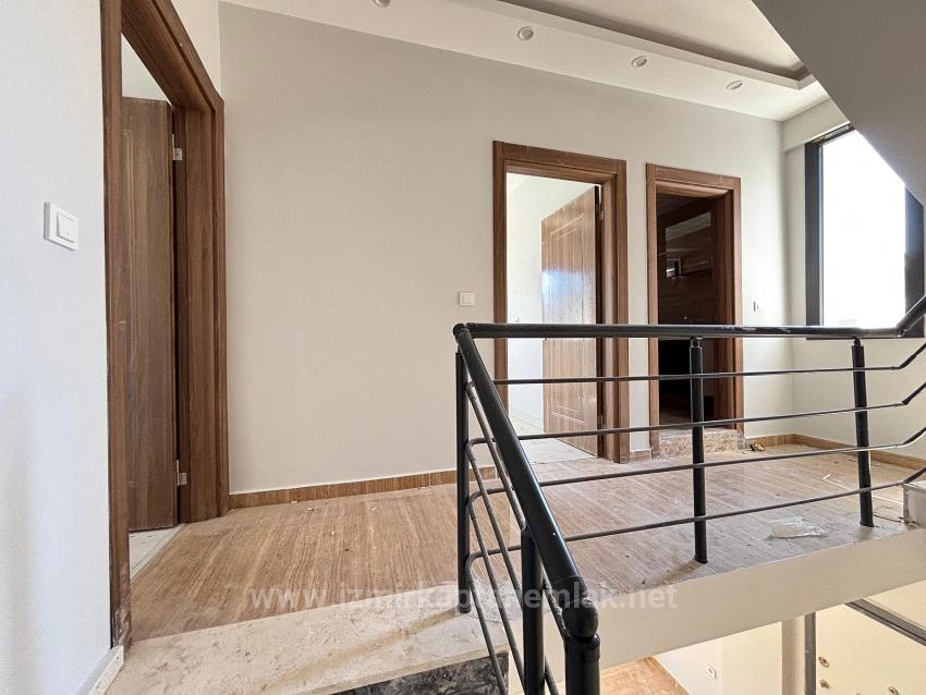 3+1 Villa For Sale In Menderes Özdere, Centrally Located, With Garden And Separate Kitchen